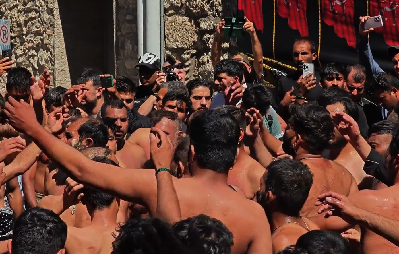 «Ασούρα»: Ζωντάνεψε στον Πειραιά το αιματηρό μουσουλμανικό έθιμο του αυτομαστιγώματος – Σοκαριστικές εικόνες