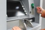 Δωρεάν αναλήψεις μετρητών από τις 11 Αυγούστου – Εφαρμογή της νέας νομοθεσίας για ΑΤΜ συναλλαγές