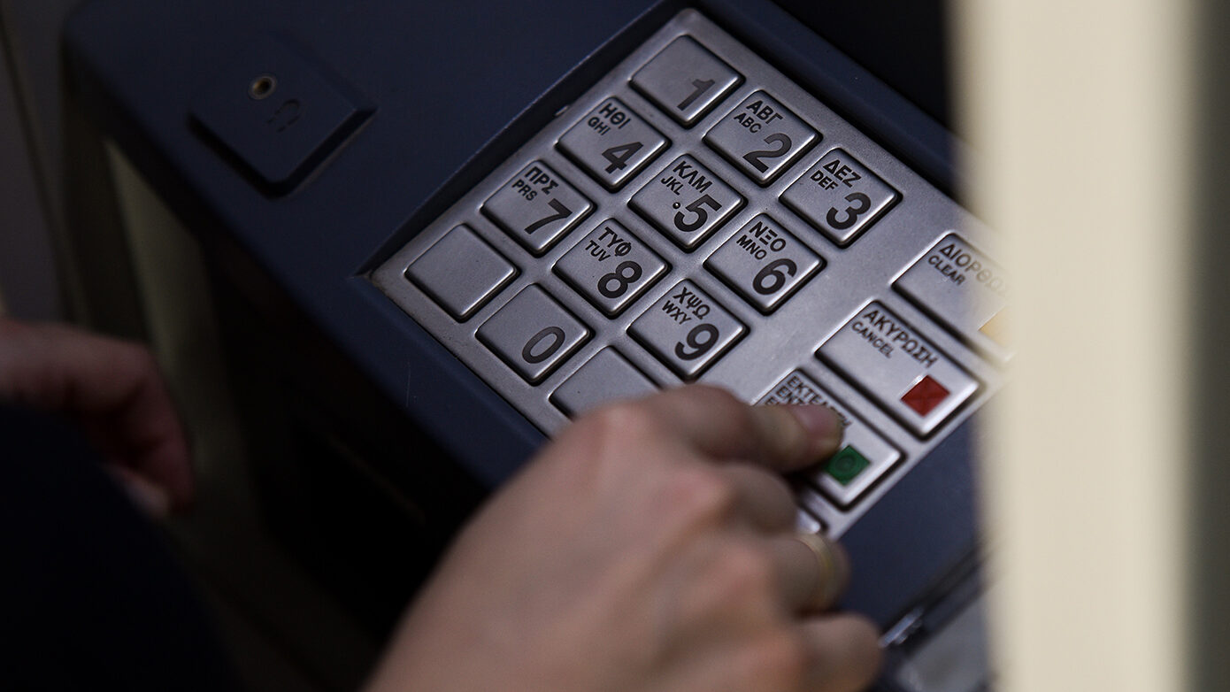 Μηδενική ανοχή σε διπλές χρεώσεις στα ATM δηλώνει η κυβέρνηση – «Οι αποφάσεις είναι καθολικές, δεν υπάρχουν “παραθυράκια”»