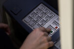 Μηδενική ανοχή σε διπλές χρεώσεις στα ATM δηλώνει η κυβέρνηση – «Οι αποφάσεις είναι καθολικές, δεν υπάρχουν “παραθυράκια”»