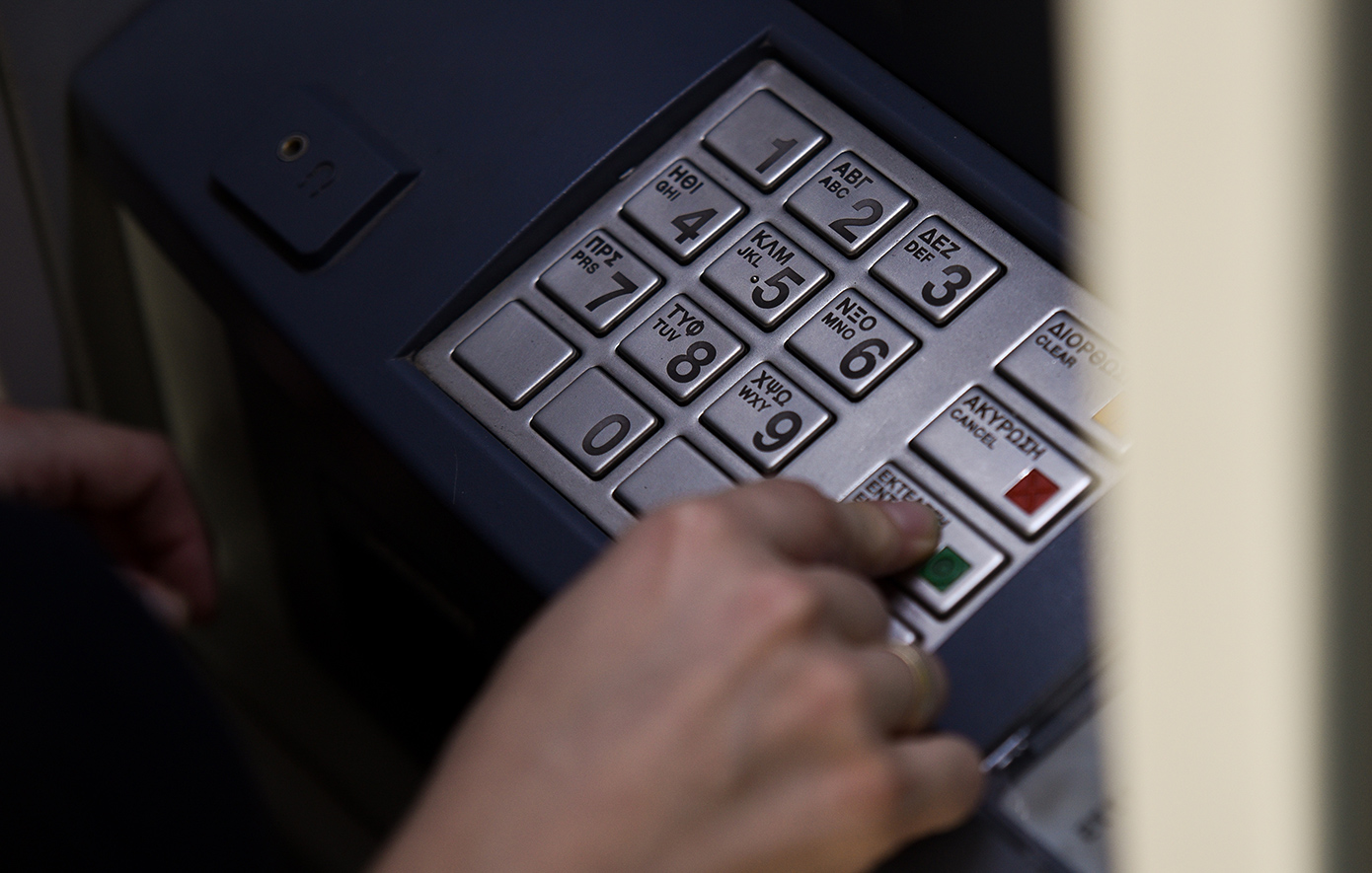 Μηδενική ανοχή σε διπλές χρεώσεις στα ATM δηλώνει η κυβέρνηση – «Οι αποφάσεις είναι καθολικές, δεν υπάρχουν “παραθυράκια”»