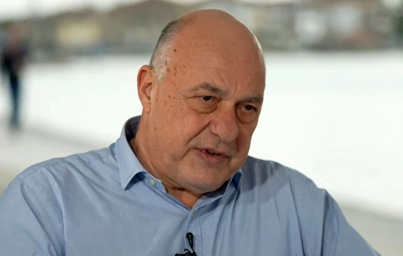 Ατύχημα για τον Αχιλλέα Μπέο: Πήγε να ανέβει σε φουσκωτό, γλίστρησε και βούτηξε στη θάλασσα