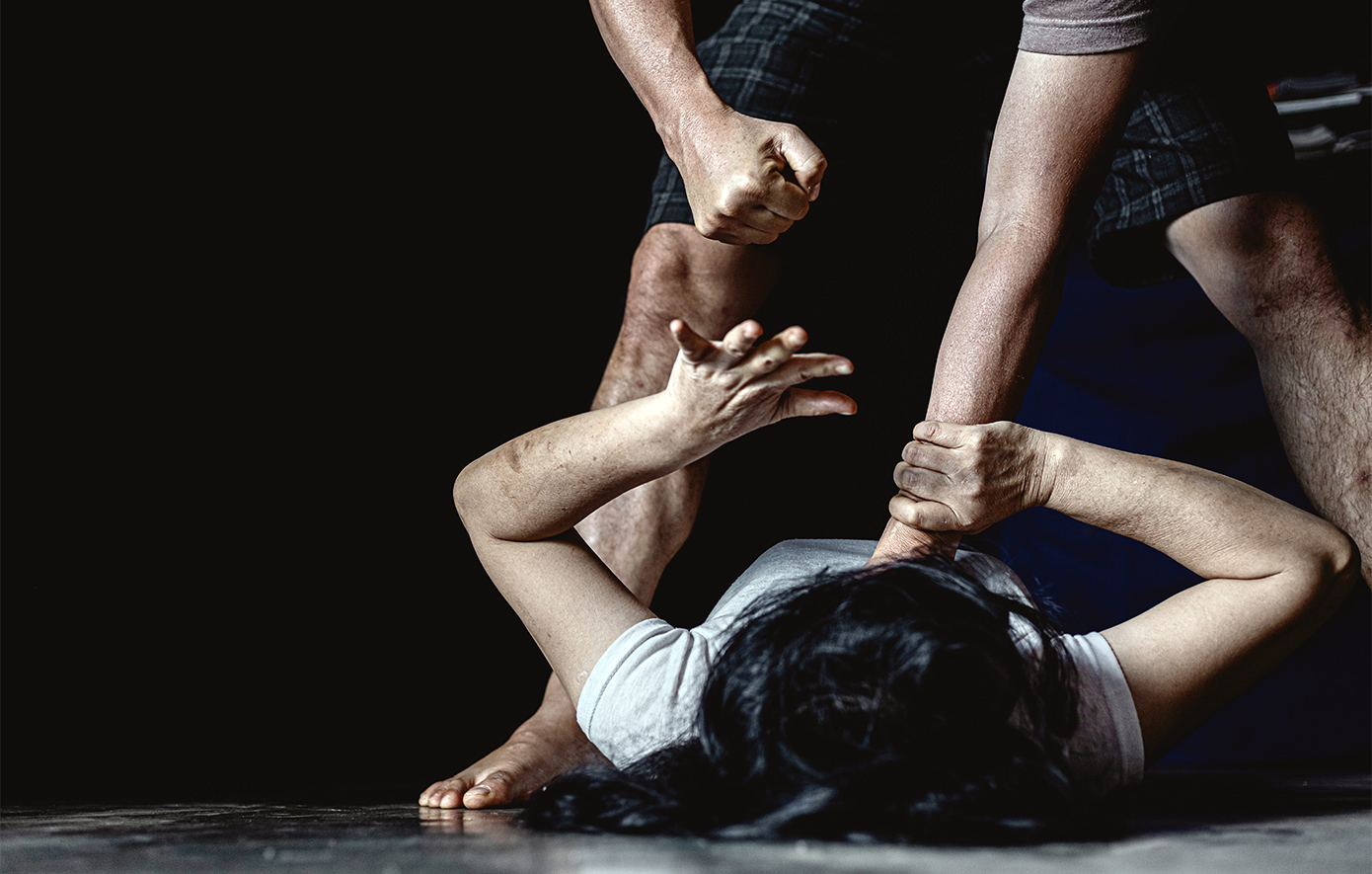 «Με κακοποίησαν βάναυσα και η δικαιοσύνη τους απάλλαξε» – Συγκλονιστική μαρτυρία γυναίκας εκπαιδευτικού