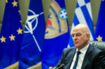 Υποχρεωτική θητεία μόνο στον στρατό ξηράς, αυξήσεις μισθών για φαντάρους από 8 σε 50-100 ευρώ – Δηλώσεις Δένδια