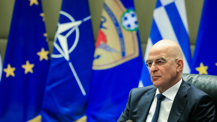 Υποχρεωτική θητεία μόνο στον στρατό ξηράς, αυξήσεις μισθών για φαντάρους από 8 σε 50-100 ευρώ – Δηλώσεις Δένδια