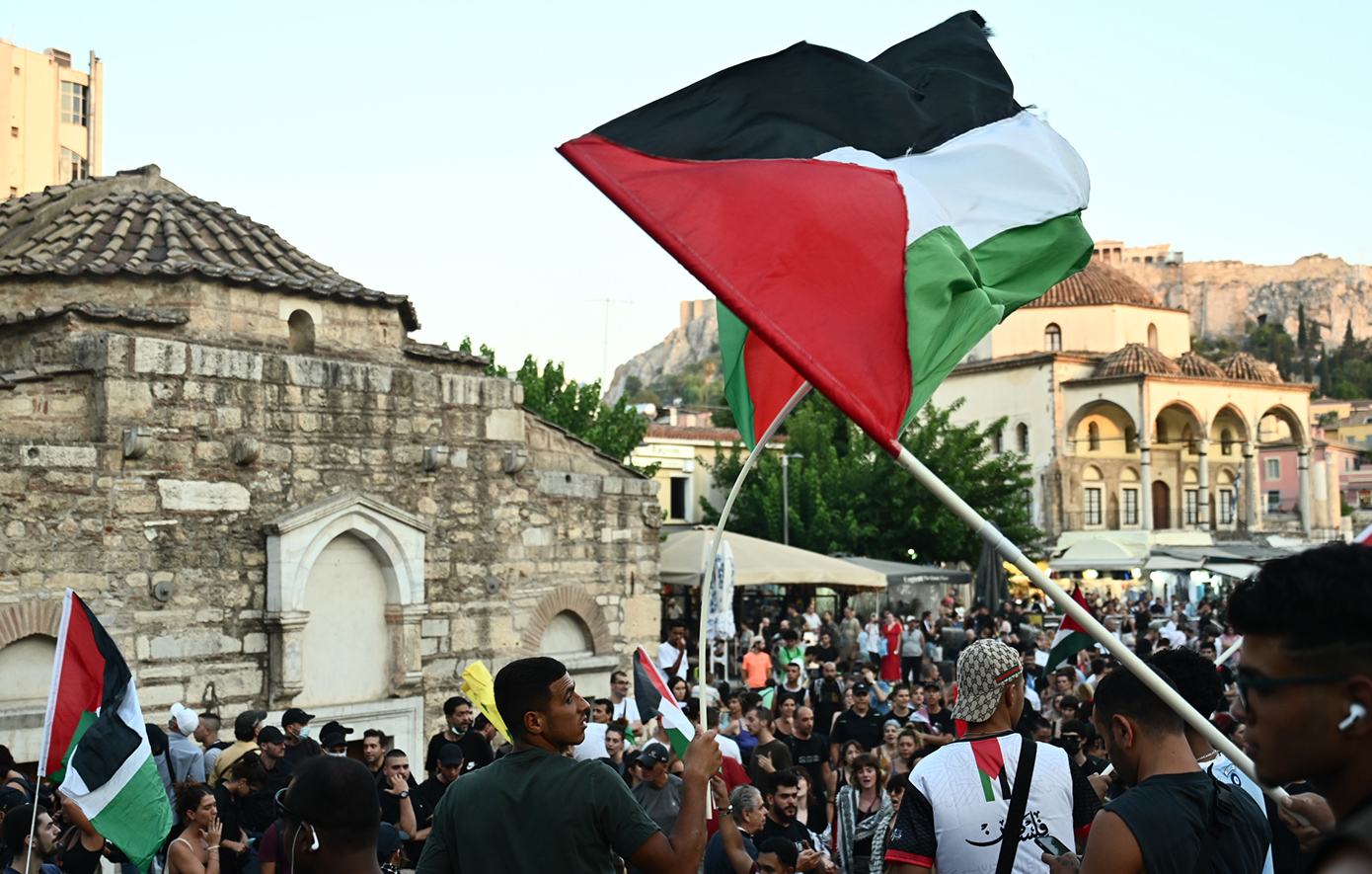 Καπνογόνα, συνθήματα και παλαιστινιακές σημαίες στη διαδήλωση υποστήριξης στο Μοναστηράκι