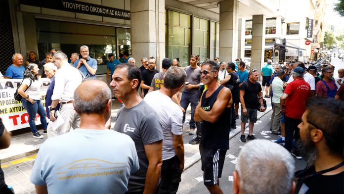 «Tαφόπλακα για τα συνεργεία το “Ψηφιακό Πελατολόγιο”» – Διαμαρτυρία του κλάδου στο υπουργείο Οικονομικών