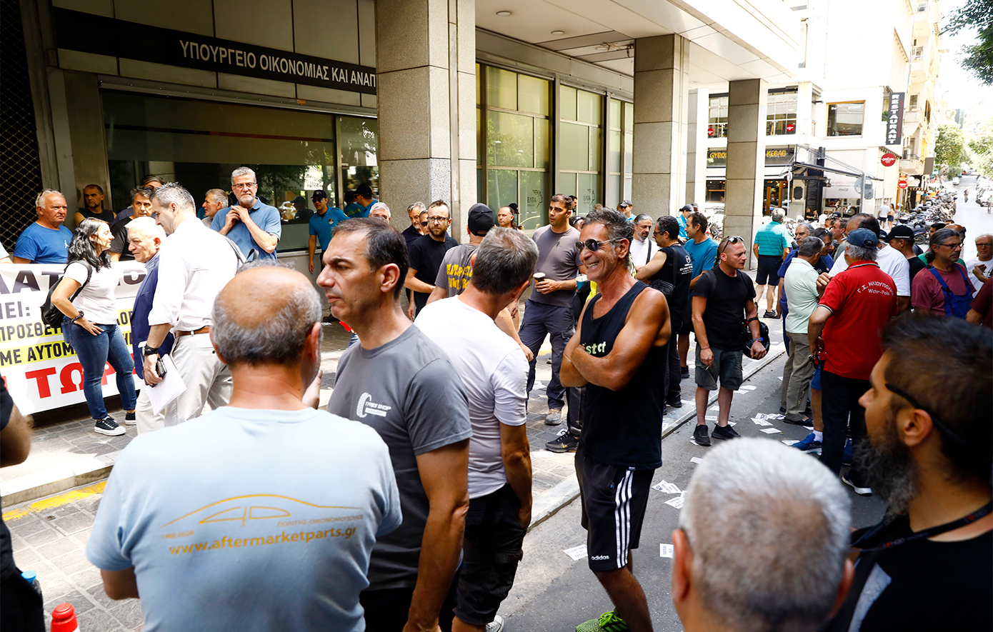 «Tαφόπλακα για τα συνεργεία το “Ψηφιακό Πελατολόγιο”» – Διαμαρτυρία του κλάδου στο υπουργείο Οικονομικών