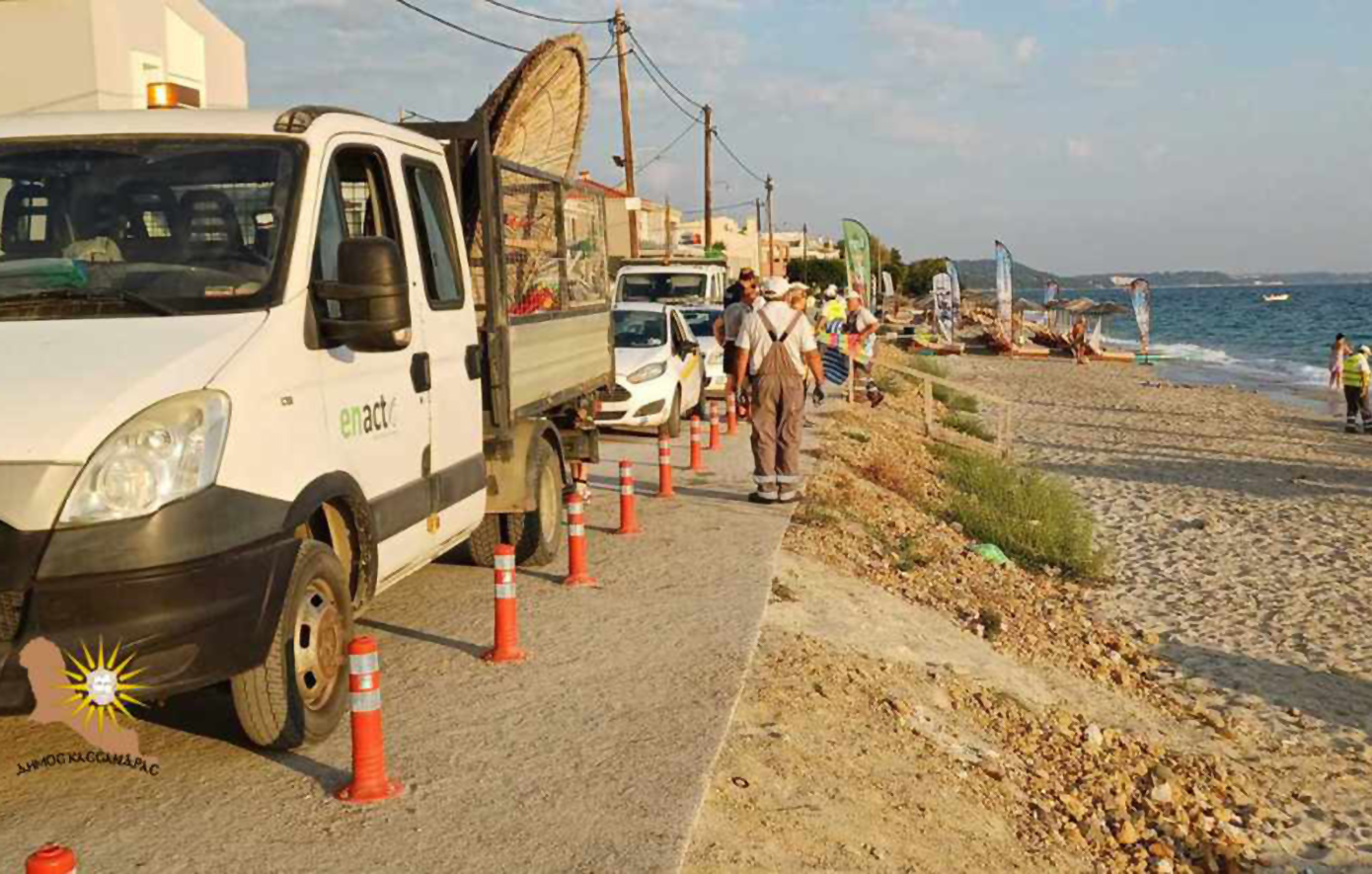 Συνεχίζεται η απομάκρυνση παράνομων ομπρελών και εξοπλισμού από τις παραλίες του δήμου Κασσάνδρας στη Θεσσαλονίκη