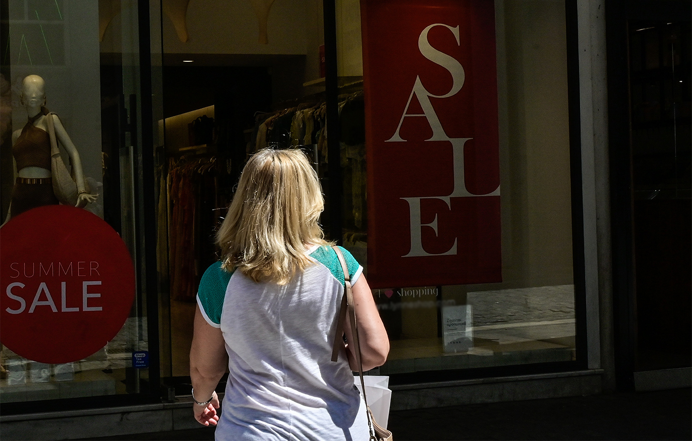 Εκπτώσεις στην αγορά: Οι αυξήσεις «εξαφανίζουν» τον μισθό