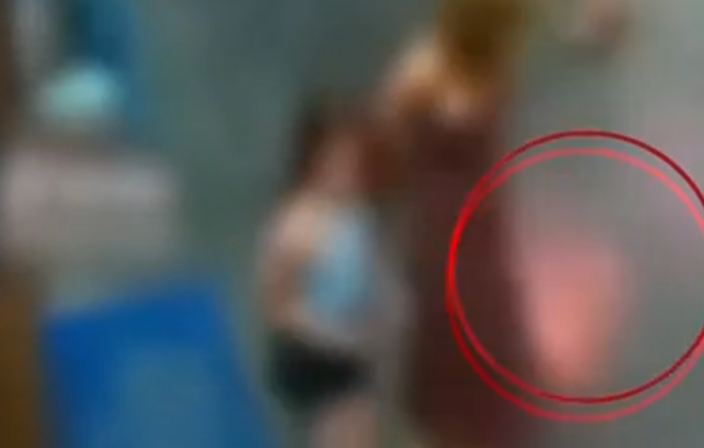 Η στιγμή της έκρηξης μπαταρίας κινητού σε τσάντα τουρίστριας την ώρα που περπατούσε στη Ρόδο