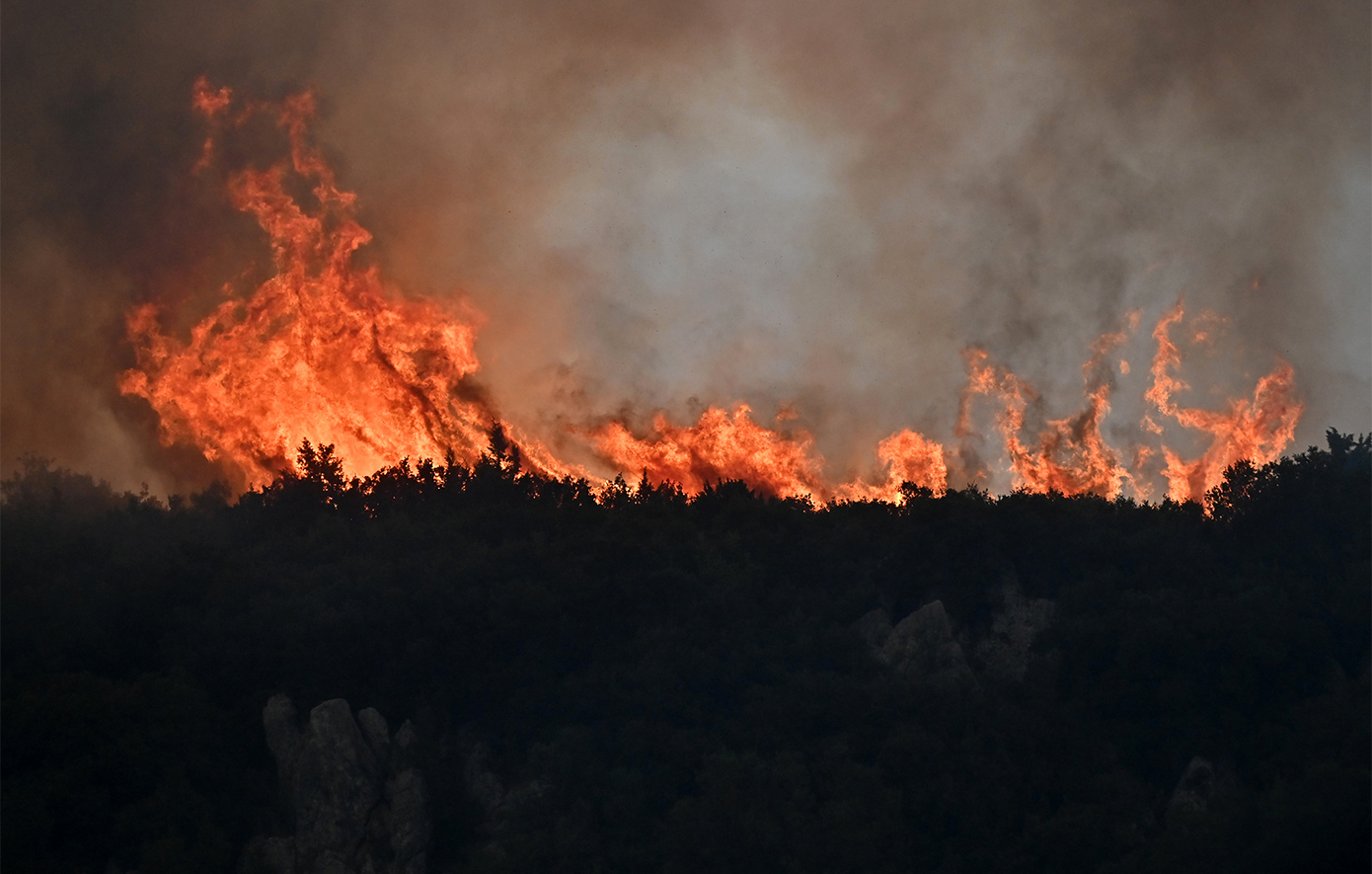 Πυρκαγιά στον Φενεό Κορινθίας: Εκκένωση οικισμών, καταστροφές σε κατοικίες και δύο συλλήψεις για ηλεκτροκόλληση στο δάσος