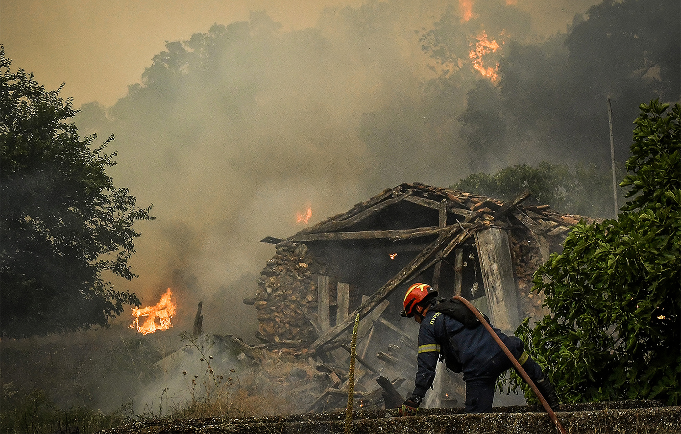 Η πυρκαγιά στον Φενεό υποχωρεί, αλλά οι ζημιές είναι εκτεταμένες, αναφέρει ο δήμαρχος Σικυωνίων