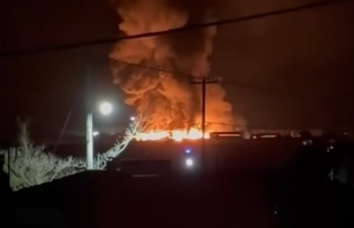 Αλεξανδρούπολη: Συνεχίζει να καίει ανεξέλεγκτα η πυρκαγιά σε μονάδα ανακύκλωσης – Πυκνά σύννεφα καπνού στην περιοχή