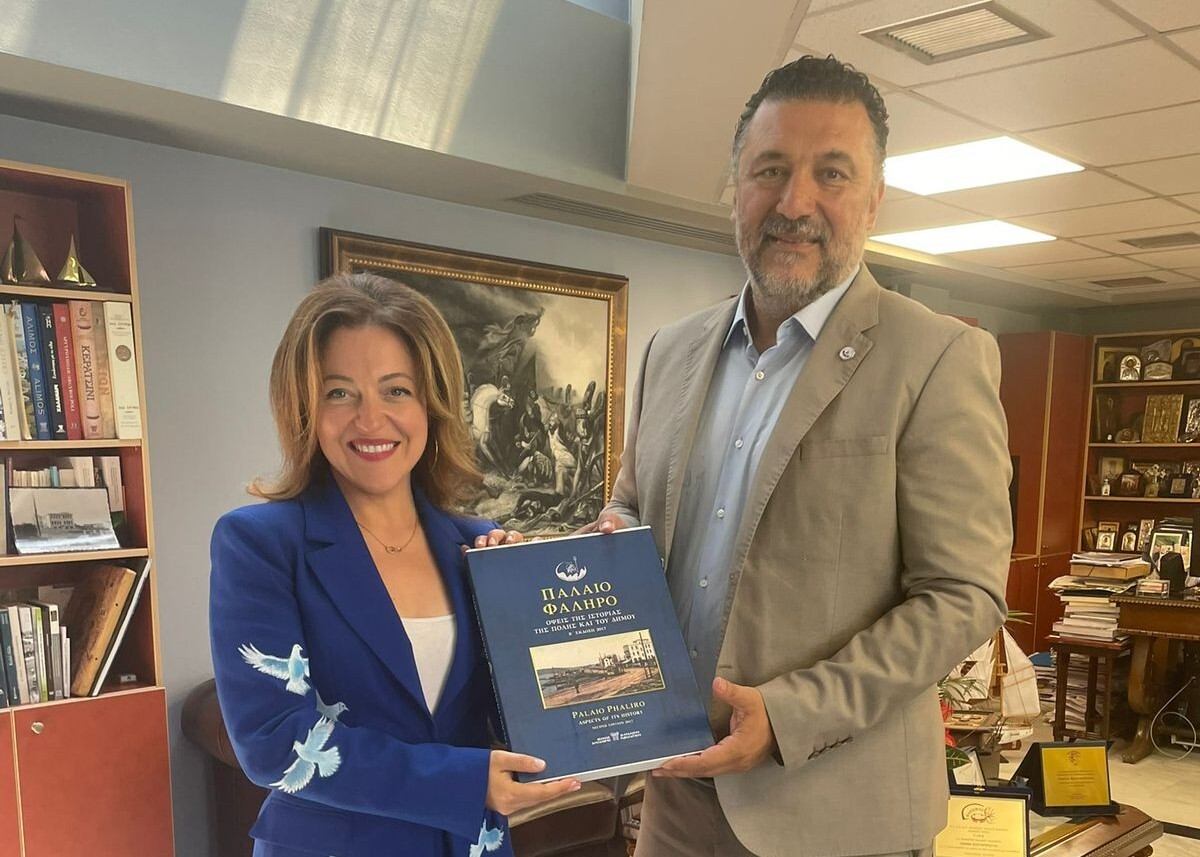 Άφιξη της Πρέσβειρας Ειρήνης για την τέχνη της UNESCO Παρισιού-Η.Ε. στο Π. Φάληρο