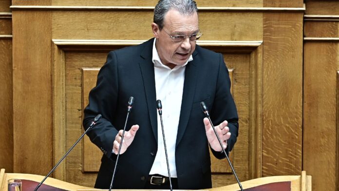 Φάμελλος: Λεηλασία δημόσιας και ιδιωτικής περιουσίας από τη «Μητσοτάκης ΑΕ»