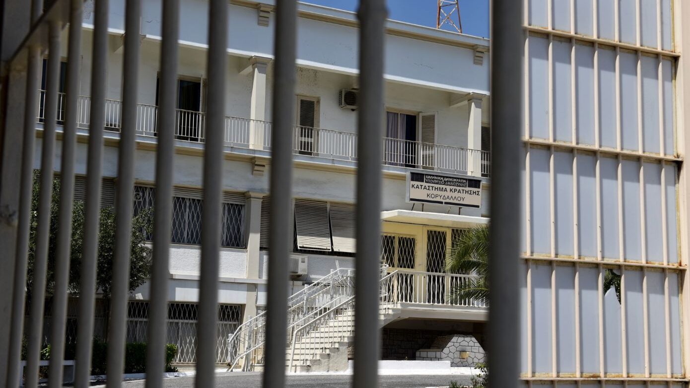 Επιχείρηση του «ελληνικού FBI» στις φυλακές Κορυδαλλού – 11 συλλήψεις για όπλα και ναρκωτικά