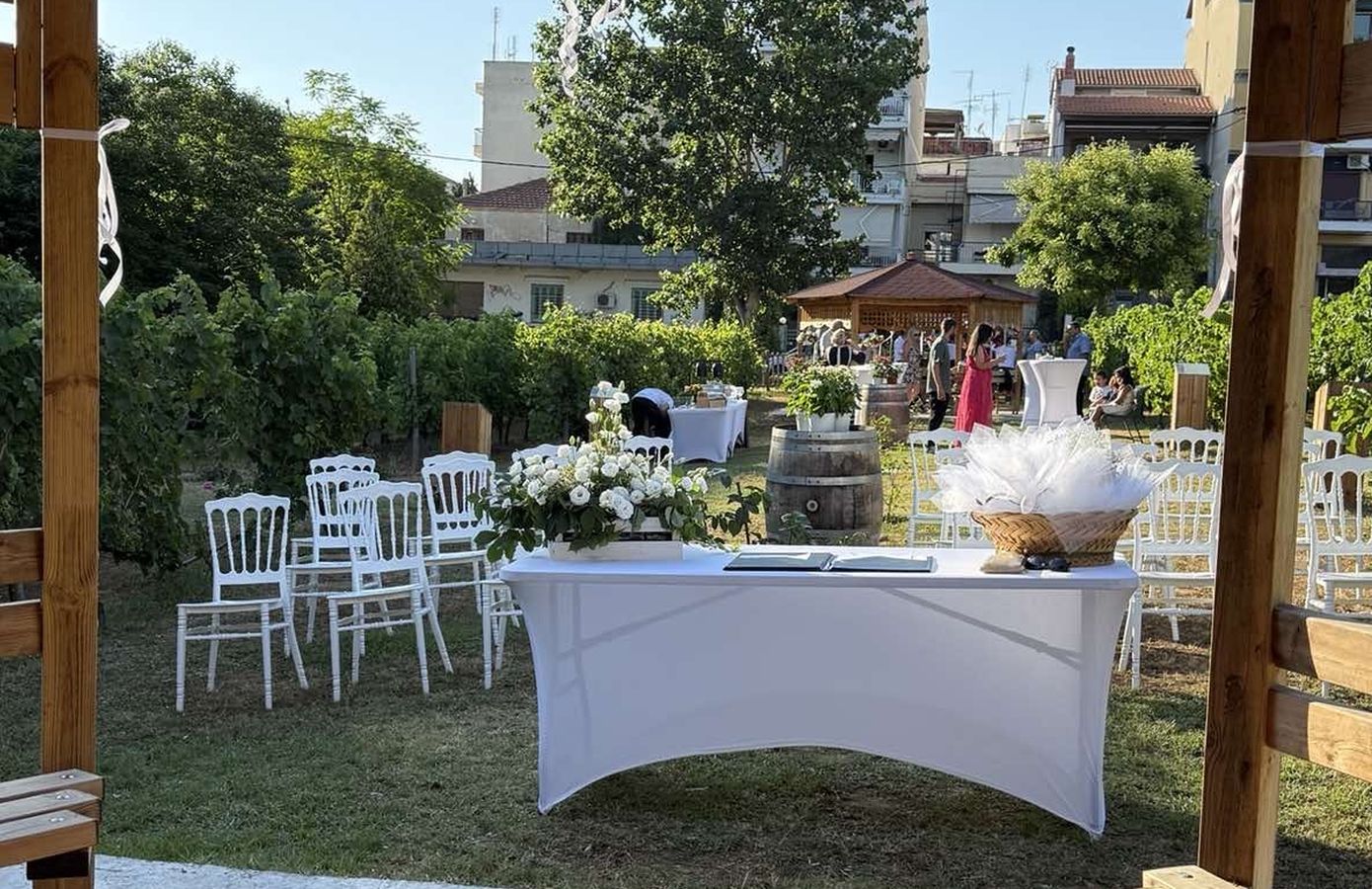 Ο πρώτος πολιτικός γάμος στον μαγευτικό αμπελώνα στην «καρδιά» της Θεσσαλονίκης