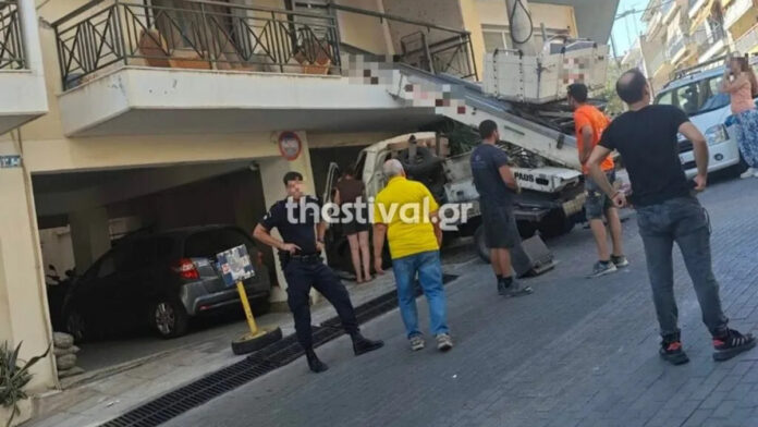 Γερανός κατέρρευσε σε μπαλκόνι πολυκατοικίας στη Θεσσαλονίκη