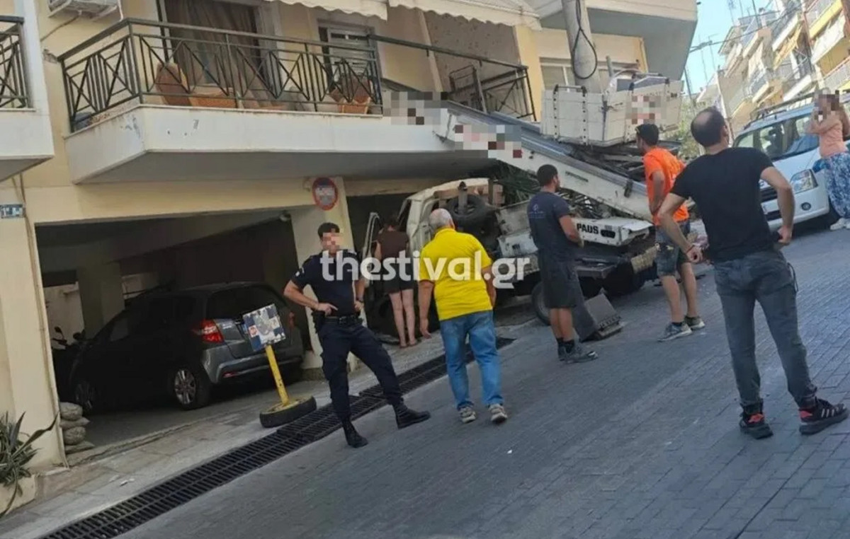 Γερανός κατέρρευσε σε μπαλκόνι πολυκατοικίας στη Θεσσαλονίκη