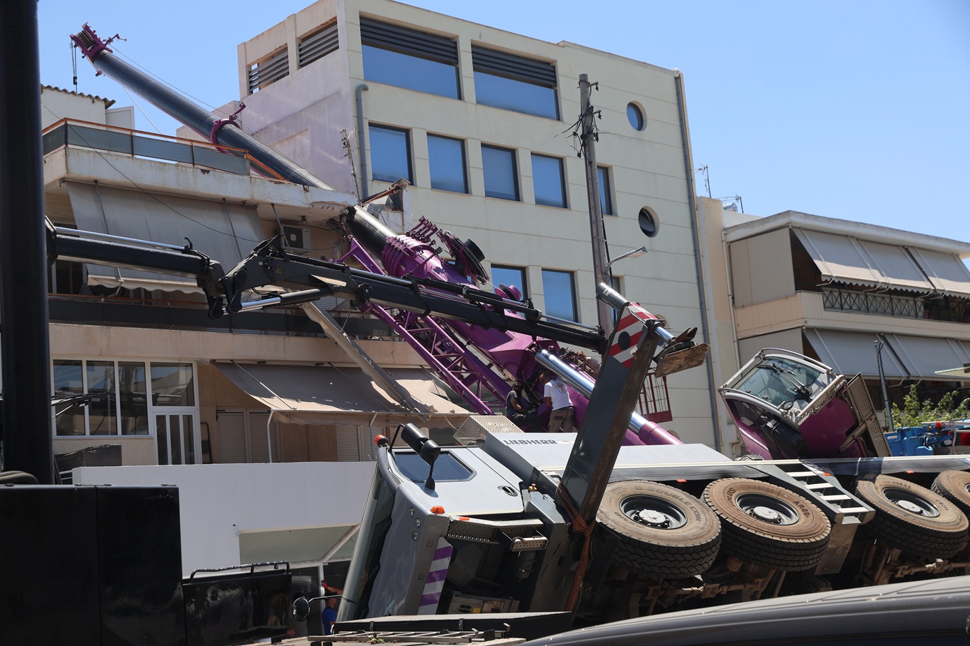 «Θα μπορούσα να είχα χάσει τη ζωή μου» δηλώνει η ιδιοκτήτρια του σπιτιού στο Περιστέρι όπου κατέρρευσε γερανός – Με τραύματα στα πόδια ο χειριστής