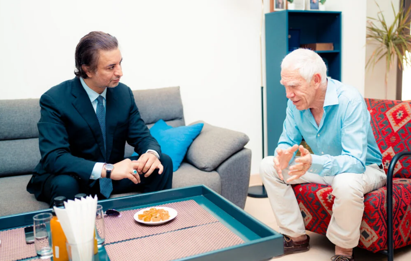 Ξαφνική επίσκεψη του γιου Χαφτάρ στον πρόεδρο της ελληνικής κοινότητας στη Βεγγάζη