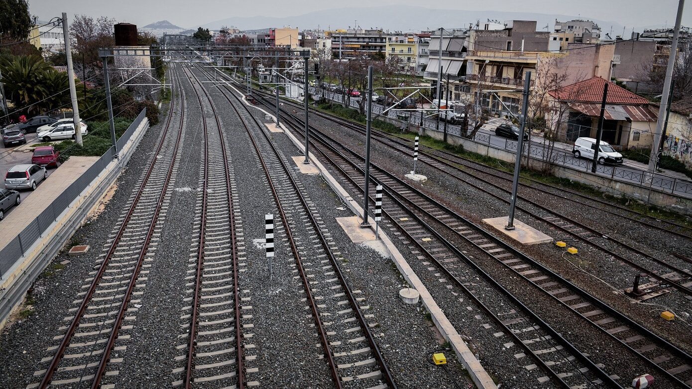 Ταλαιπωρία για εκατοντάδες επιβάτες της Hellenic Train – Ακινητοποιήθηκαν αμαξοστοιχίες λόγω πυρκαγιάς