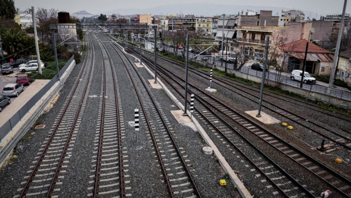 Ταλαιπωρία για εκατοντάδες επιβάτες της Hellenic Train – Ακινητοποιήθηκαν αμαξοστοιχίες λόγω πυρκαγιάς