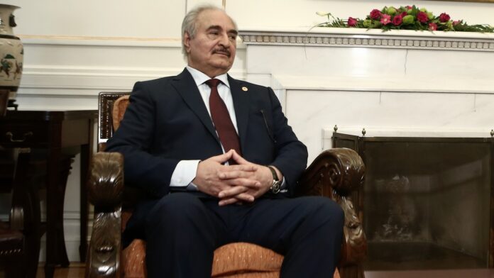 Το παρασκήνιο της απομάκρυνσης της ευρωπαϊκής αντιπροσωπείας από τον Χαφτάρ – Αντίδραση της Κομισιόν στη Λιβύη