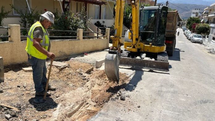 Σε εξέλιξη οι εργασίες ανακαίνισης των πεζοδρομίων του Δήμου Χανίων