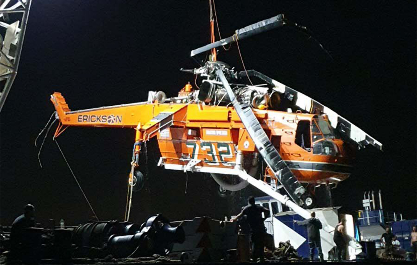 Εκτός νερού το ελικόπτερο που προσθαλασσώθηκε στην Ελευσίνα – Δείτε το βίντεο της ανέλκυσης