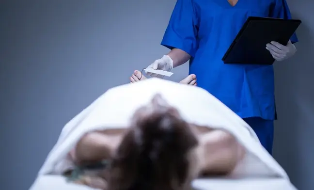 Πάνω από 100 φάκελοι με παραλείψεις στην Ιατροδικαστική Υπηρεσία Πατρών ανακαλύφθηκαν από την έφοδο του υπουργείου Δικαιοσύνης