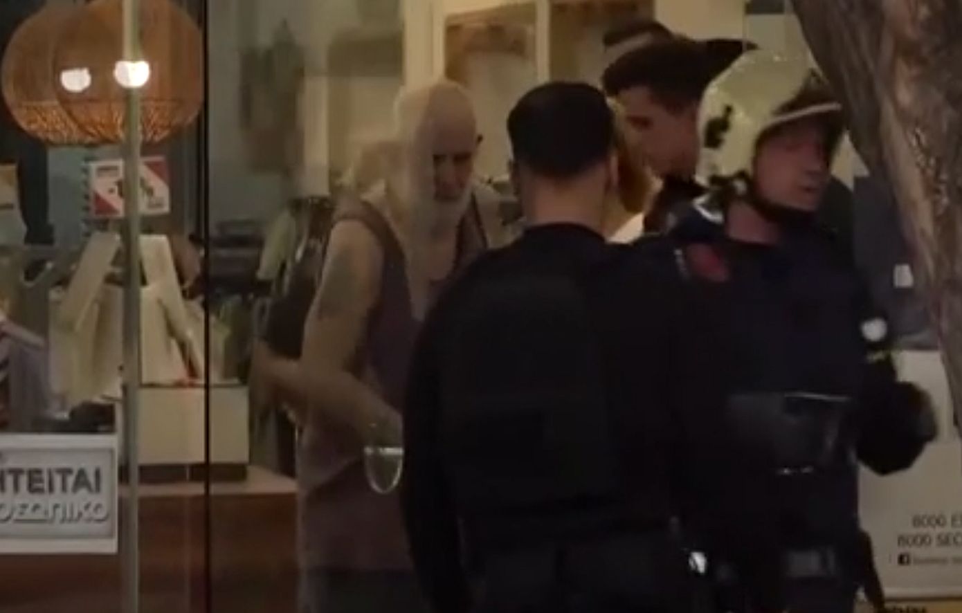 Πέτρος Φιλιππίδης: «Δεν έχει καν ρούχα να φορέσει και τώρα φιλοξενείται» – Συνεχίζονται οι έρευνες για τη φωτιά στο σπίτι του