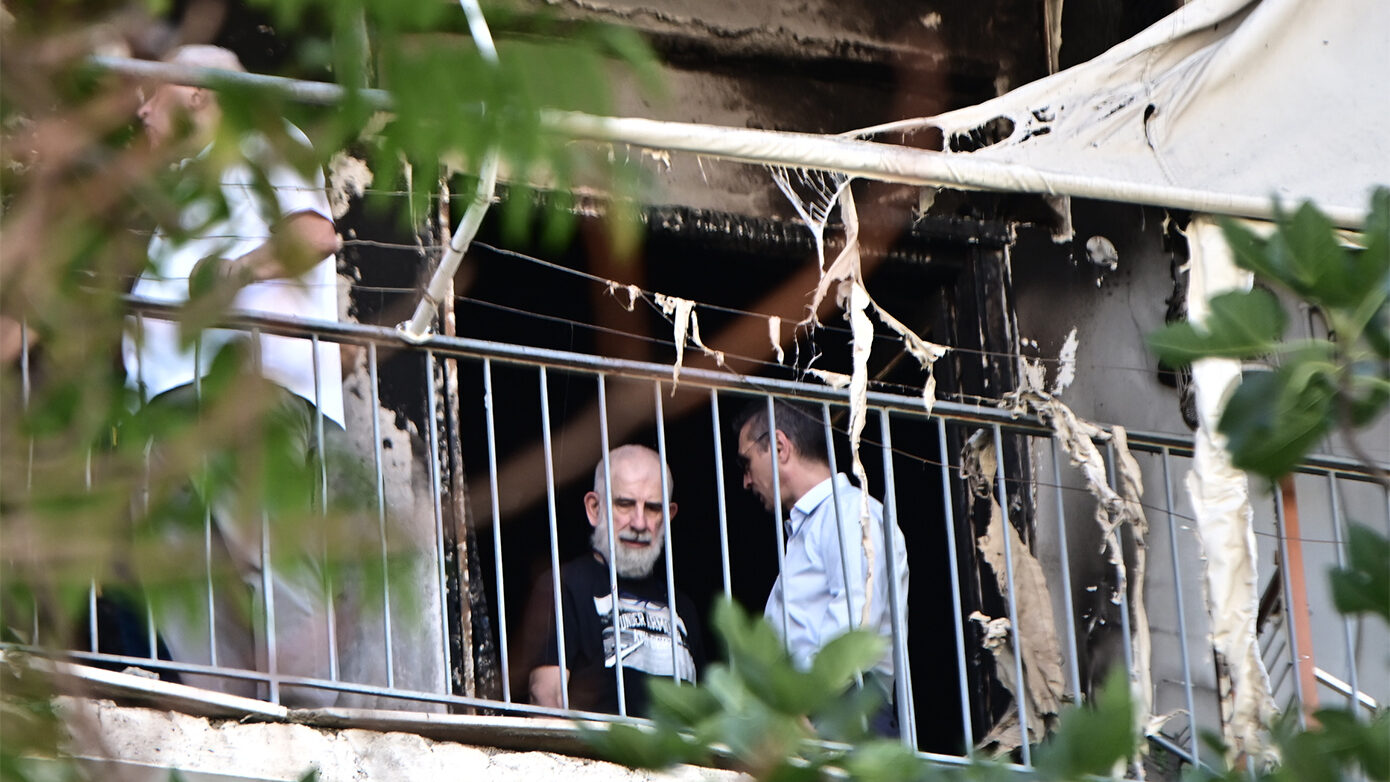 Φρέσκες εικόνες από το κατεστραμμένο διαμέρισμα του Πέτρου Φιλιππίδη – Έρευνα για την αινιγματική φωτιά