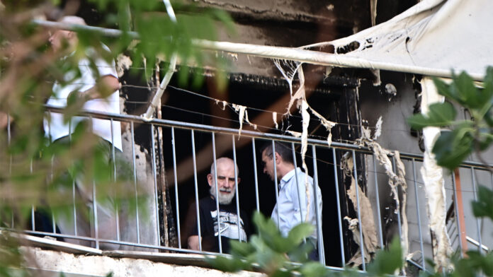 Φρέσκες εικόνες από το κατεστραμμένο διαμέρισμα του Πέτρου Φιλιππίδη – Έρευνα για την αινιγματική φωτιά
