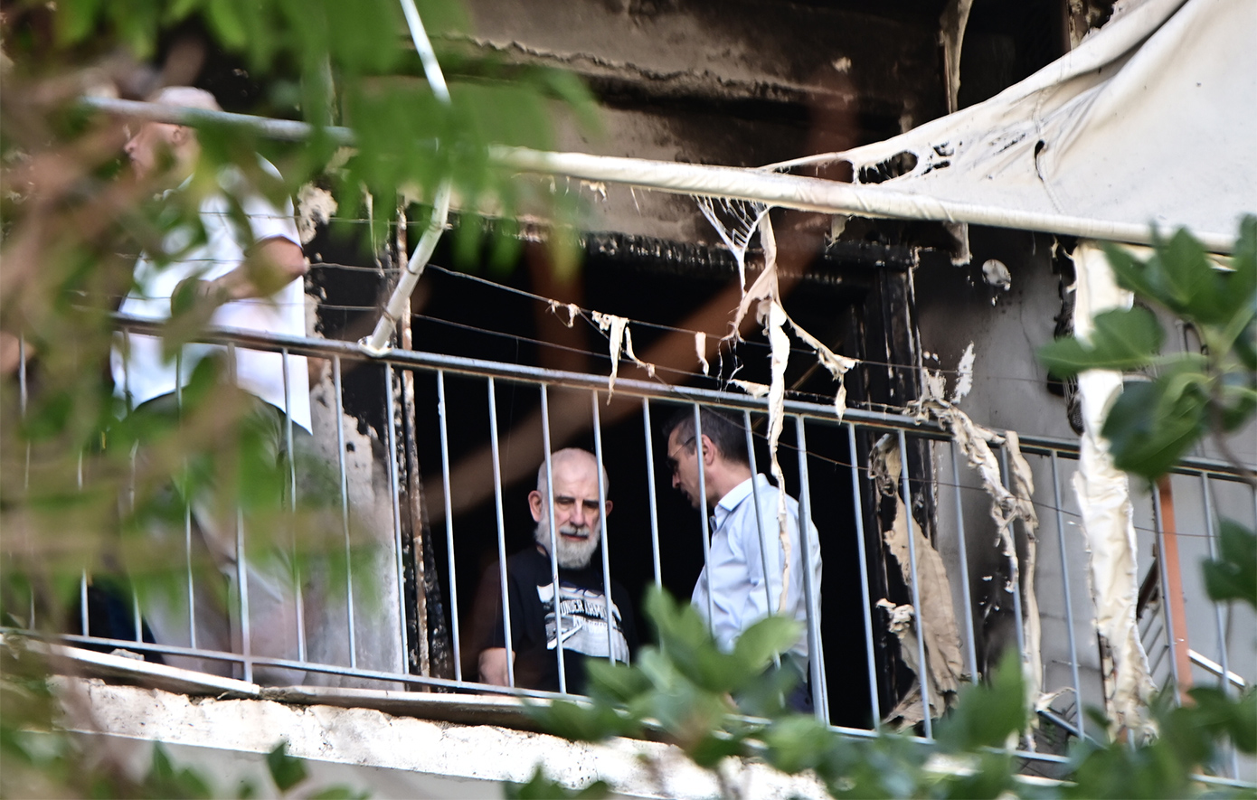 Φρέσκες εικόνες από το κατεστραμμένο διαμέρισμα του Πέτρου Φιλιππίδη – Έρευνα για την αινιγματική φωτιά