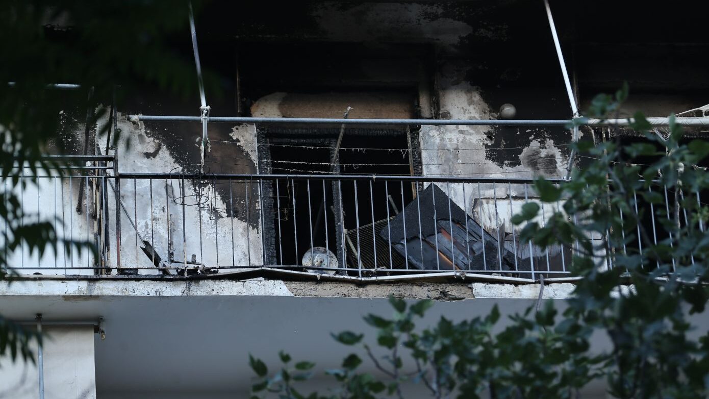 Αινιγματική πυρκαγιά στο σπίτι του Πέτρου Φιλιππίδη στην Πατησίων – Υποψίες για εμπρησμό