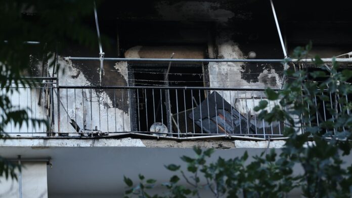 Αινιγματική πυρκαγιά στο σπίτι του Πέτρου Φιλιππίδη στην Πατησίων – Υποψίες για εμπρησμό