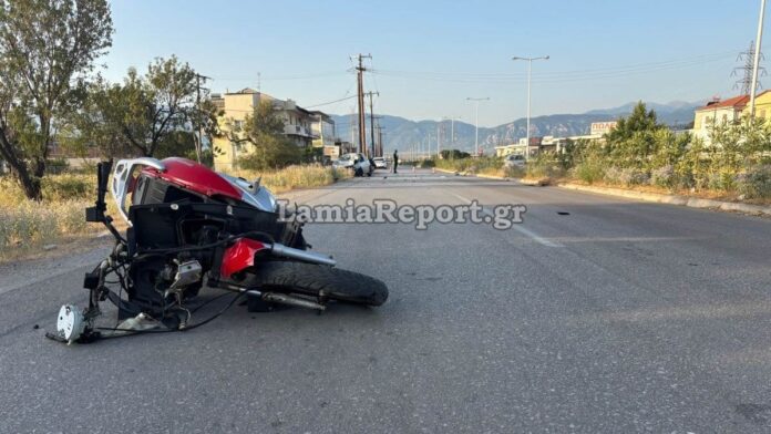 Σφοδρή σύγκρουση ΙΧ με μηχανάκι στη Λαμία – Δύο σοβαρά τραυματισμένοι