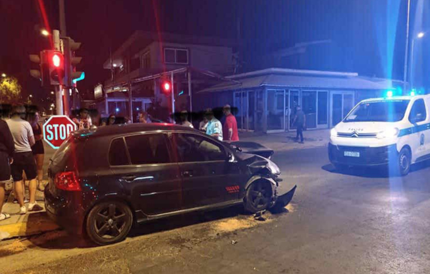 Βίαιη σύγκρουση οχημάτων στην Αρτέμιδα – Μεγάλες ζημιές σε δύο αυτοκίνητα