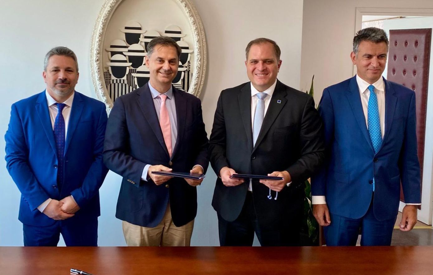 Υπογράφηκε συμφωνία συνεργασίας ΥΠΕΞ και ΑΑΔΕ για την ενίσχυση του εμπορίου