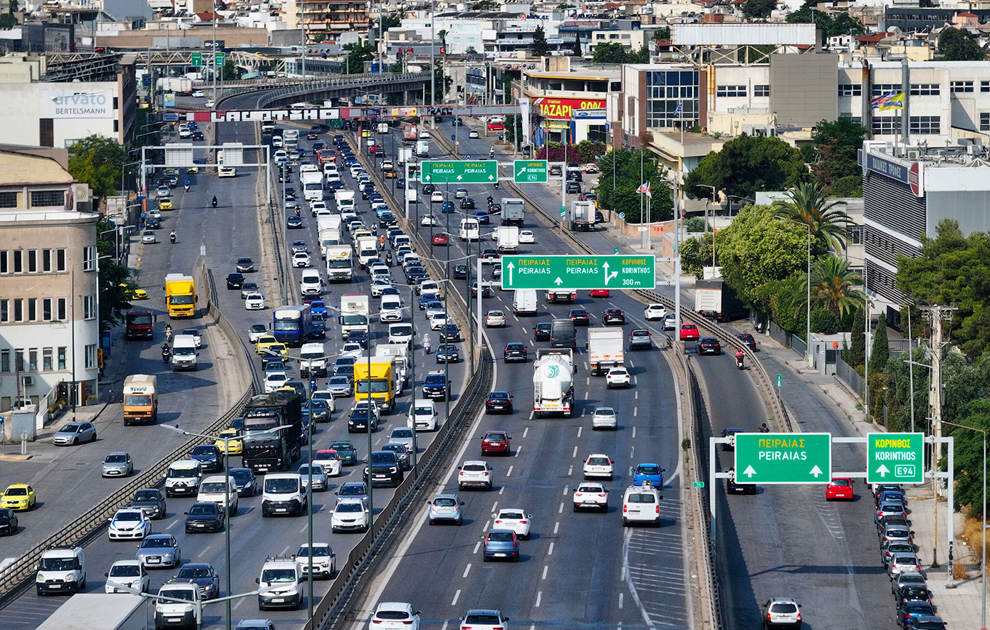 Σύγκρουση στην Ιερά Οδό: Τρία αυτοκίνητα και μια μηχανή – Κυκλοφοριακή συμφόρηση