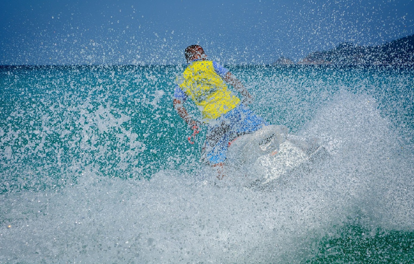 SUP και τζετ σκι χωρίς εξοπλισμό ασφαλείας και άδειες εντόπισε το Λιμενικό – Καταιγισμός ελέγχων και πρόστιμα σε επιχειρήσεις