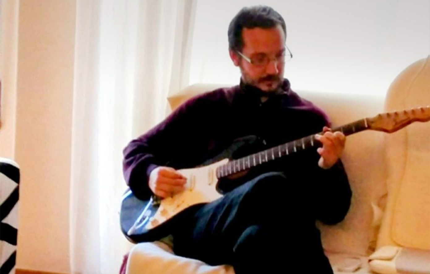 Η πρόσφατη ανάρτηση της μητέρας του Βασίλη Καλογήρου: «Παίξε παιδί μου πριν σου κόψουν το δάχτυλο, λένε τα “ζώα”»