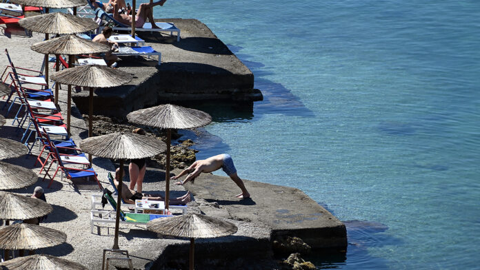 Εντείνονται οι έλεγχοι σε δημοφιλείς τουριστικούς προορισμούς – Για πρώτη φορά το μέτρο της προκαταβολικής επιβολής φόρου