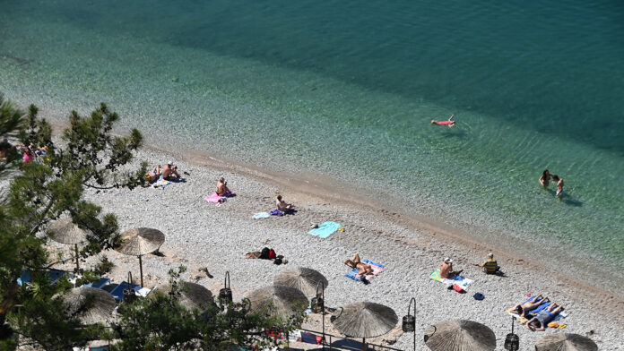 Πάνω από 3.000 καταγγελίες για τις ελληνικές παραλίες – Ο «χάρτης» των παραβάσεων και τα πρόστιμα
