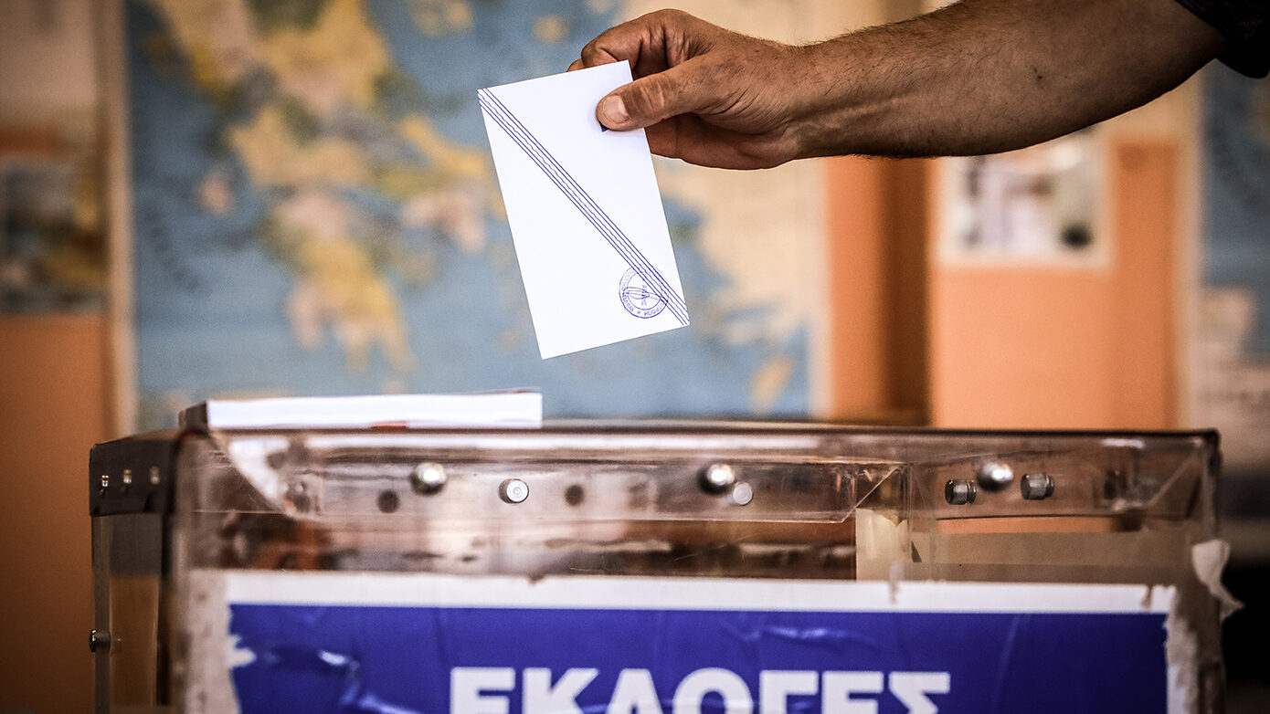 Οι δημοσκοπήσεις καθοδηγούν το Μαξίμου: Η ανάγνωση για ΟΠΕΚΕΠΕ, ελληνοτουρκικά και τις προκλήσεις της κοινωνίας