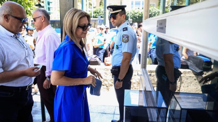 Η Μαρία Καρυστιανού παρέδωσε 1,3 εκατ. υπογραφές για την άρση της ασυλίας των πολιτικών – «Να τελειώσει η ατιμωρησία»