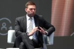 Το Κίνημα Δημοκρατίας του Στέφανου Κασσελάκη προσκαλεί σε βραδιά γιόγκα: «Φέρτε το χαλάκι σας και ελάτε»