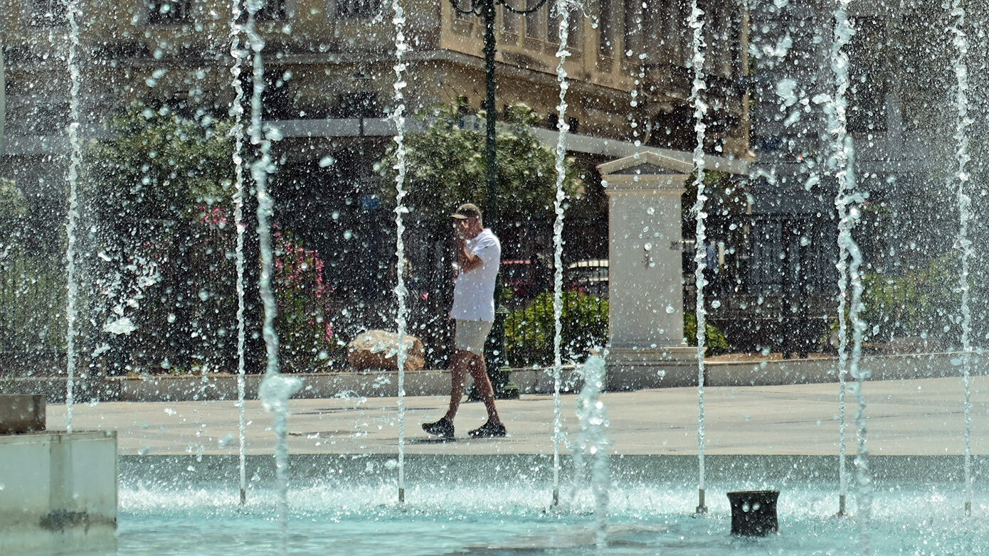 Καιρός: Εκρηκτικό μείγμα καύσωνα και Foehn effect – Υψηλός κίνδυνος πυρκαγιάς σε 5 περιοχές